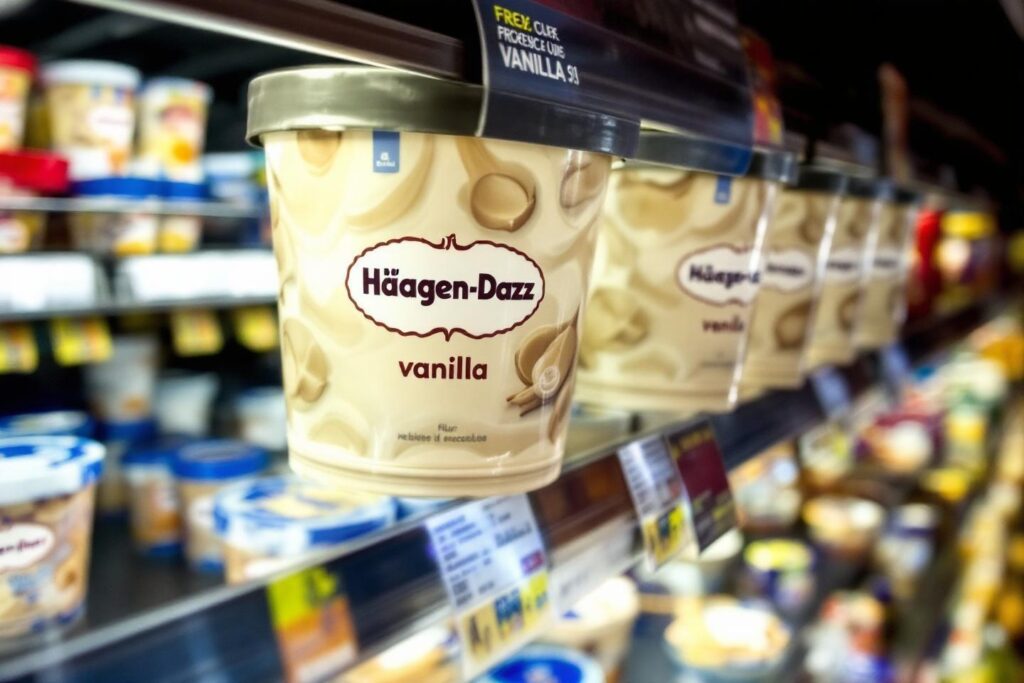Rangée de glaces vanille Häagen-Dazz en magasin