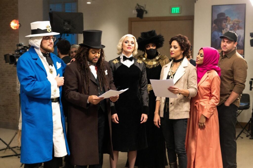 Huit personnes en tenues d'époque différentes avec documents